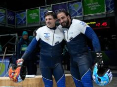 Švajčiarsky hlásateľ by mal byť prepustený za komentáre o „sionistickom“ izraelskom olympionikovi, hovorí strážca antisemitizmu Izraelčania Adam Edelman a Menachem Chen prichádzajú v utorok do cieľa počas behu s dvoma bobmi na Zimných olympijských hrách 2026 v talianskej Cortine d'Ampezzo.