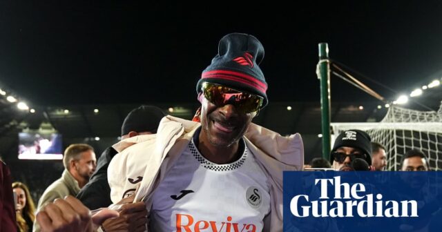Swansea sa pred výkopom klania spolumajiteľovi Snoop Doggovi s čestnou strážou | Mesto Swansea
