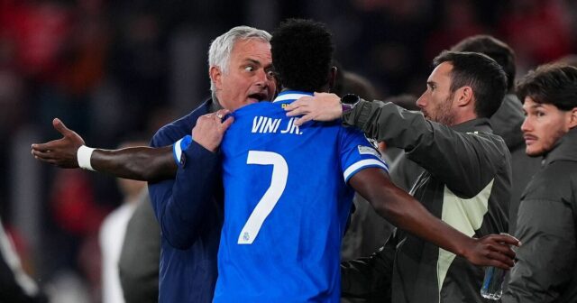 Symbol Guy Utd Rio Ferdinand chráni Josého Mourinha pred bigotným Symbol Guy Utd Rio Ferdinand chráni Josého Mourinha pred bigotným tornádom Vini Jr|Futbal|Športová aktivita