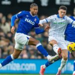 Darnell Furlong z Ipswich Town je pod tlakom Bailey-Tye Cadamarteriho zo Sheffield Wednesday