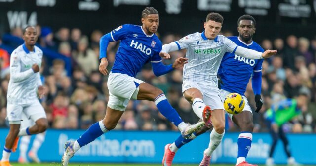 Darnell Furlong z Ipswich Town je pod tlakom Bailey-Tye Cadamarteriho zo Sheffield Wednesday
