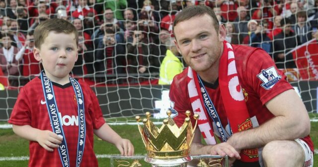 MANCHESTER, ANGLICKO – 23. januára: Kai Rooney z Manchestru United počas zápasu štvrtého kola FA Youth Cup medzi Manchestrom United a Derby County na Old Trafford 23. januára 2026 v Manchestri v Anglicku. (Foto: James Gill – Danehouse/Getty Images)