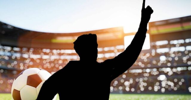 Tajná identita futbalistu konečne odhalená, keď priznal, že tragédia Garyho Tieň oslavujúceho futbalistu