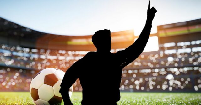 'Tajný futbalista' konečne odhalil: 'Prestalo to byť zábavné, keď Gary Silueta futbalistu oslavujúceho pri futbale