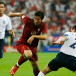 Hugo Viana z Newcastle United oslavuje strelenie víťazného gólu z nádherného priameho kopu počas zápasu FA Barclaycard Premiership medzi Newcastle United a Birminghamom City, ktorý sa konal 3. mája 2003 v St James's Park v Newcastle v Anglicku. Newcastle United vyhral zápas 1:0.