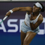 24. augusta 2025; Flushing, NY, USA; Austrálčanka Destanee Aiavaová v akcii proti Talianke Jasmine Paoliniovej v 1. kole ženskej dvojhry na US Open na štadióne Louisa Armstronga v Národnom tenisovom centre Billie Jean Kingovej. Povinný kredit: Mike Frey-Imagn Images© Mike Frey-Imagn Images.