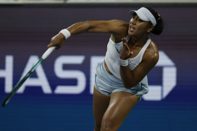 24. augusta 2025; Flushing, NY, USA; Austrálčanka Destanee Aiavaová v akcii proti Talianke Jasmine Paoliniovej v 1. kole ženskej dvojhry na US Open na štadióne Louisa Armstronga v Národnom tenisovom centre Billie Jean Kingovej. Povinný kredit: Mike Frey-Imagn Images© Mike Frey-Imagn Images.