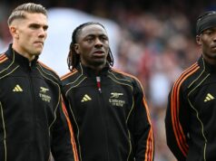 Teória letného prestupového rozpočtu Arsenalu sa objavila po neočakávaných 48,5 milióna libier Manažér Arsenalu Mikel Arteta (vpravo) hovorí s predsedom Arsenalu Joshom Kroenkem