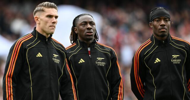 Manažér Arsenalu Mikel Arteta (vpravo) hovorí s predsedom Arsenalu Joshom Kroenkem