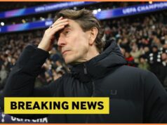 Thomas Frank bol odvolaný z funkcie manažéra Tottenhamu Thomas Frank s hráčmi Tottenhamu po prehre s Newcastlom