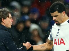 Thomas Frank bol prepustený z Tottenhamu po tom, čo predpovedal Dominic Solanke Dominic Solanke z Tottenhamu Hotspur si podáva ruku s trénerom Thomasom Frankom pri odchode z ihriska po striedaní počas zápasu MD7 fázy Ligy majstrov 2025/26 medzi Tottenhamom Hotspur a Borussiou Dortmund