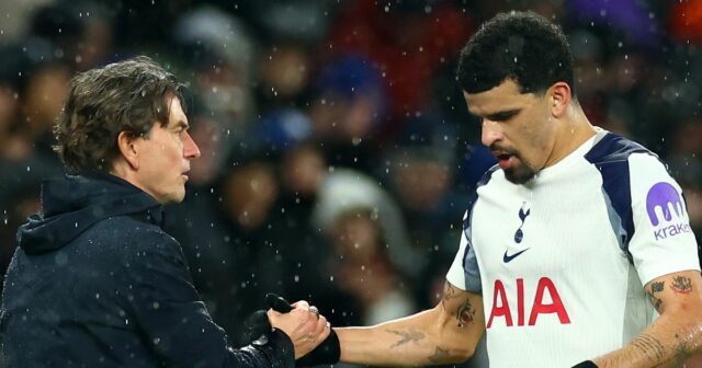 Dominic Solanke z Tottenhamu Hotspur si podáva ruku s trénerom Thomasom Frankom pri odchode z ihriska po striedaní počas zápasu MD7 fázy Ligy majstrov 2025/26 medzi Tottenhamom Hotspur a Borussiou Dortmund