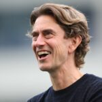 Thomas Frank, manažér Tottenhamu Hotspur, sa pozerá na zápas Premier League medzi Brighton & Hove Albion a Tottenham Hotspur.