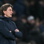 Thomas Frank sa pozerá