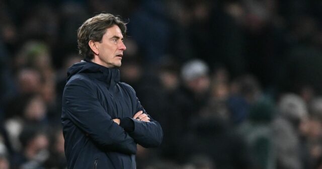 Thomas Frank sa pozerá