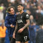 Thomas Frank (vľavo) hovorí, že Cristian Romero zostane kapitánom Tottenhamu napriek komentárom