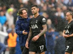 Thomas Frank prerušil mlčanie o budúcnosti Cristiana Romera v Tottenhame – niekoľko dní po tom, čo kapitán označil ich náborovú stratégiu za „hanebnú“ Thomas Frank (vľavo) hovorí, že Cristian Romero zostane kapitánom Tottenhamu napriek komentárom