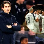 Cristian Romero z Tottenhamu Hotspur reaguje po tom, čo dostal červenú kartu počas zápasu Premier League medzi Manchestrom United a Tottenhamom...