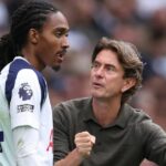 LONDÝN, ANGLICKO - 30. AUGUSTA: Thomas Frank, manažér / hlavný tréner Tottenhamu Hotspur, sa rozprával s Djedom Spenceom z Tottenhamu Hotspur počas zápasu Premier League medzi Tottenhamom Hotspur a Bournemouth na štadióne Tottenham Hotspur 30. augusta 2025 v Londýne v Anglicku. (Foto Catherine Ivill - AMA/Getty Images)