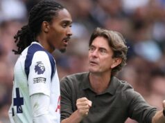 Thomas Frank sa rozpadol so štyrmi hviezdami Tottenhamu predtým, ako skončilo funkčné obdobie odsúdené na zánik LONDÝN, ANGLICKO - 30. AUGUSTA: Thomas Frank, manažér / hlavný tréner Tottenhamu Hotspur, sa rozprával s Djedom Spenceom z Tottenhamu Hotspur počas zápasu Premier League medzi Tottenhamom Hotspur a Bournemouth na štadióne Tottenham Hotspur 30. augusta 2025 v Londýne v Anglicku. (Foto Catherine Ivill - AMA/Getty Images)