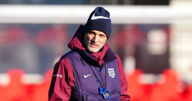 Thomas Tuchel sa pozerá