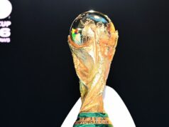 Tím Majstrovstiev sveta vo futbale zvažuje ohrozený výlet s zápasom Celkový pohľad na trofej z majstrovstiev sveta