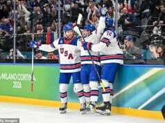 Tím USA pripravuje trhový súboj o zlatú medailu proti Kanade s výhrou 6:2 nad Slovenskom v olympijskom semifinále Dylan Larkin z USA oslavuje svoj gól s Tage Thompsonom a Jaccobom Slavinom