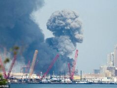 Tímy Formuly 1 bojujú o zmeny letov pred Veľkou cenou Austrálie po bombových útokoch v USA a Iráne – šéfovia vytvárajú pohotovostné plány na presun pretekov na Blízkom východe Dym stúpa na oblohe v Bahrajne po tom, čo iránske rakety zaútočili na americkú námornú základňu, pričom krajina tam bude 12. apríla hostiť Grand Prix.