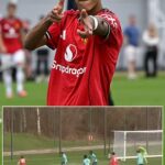 Tínedžerská senzácia Man United JJ Gabriel strelil DIVUJÚCI gól za Red Devils do 18 rokov - a Michael Carrick je na tribúne, aby to sledoval!