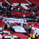 Tisíce fanúšikov Man Utd v maskách klauna protestujú proti vlastníctvu Glazers a Ratcliffe