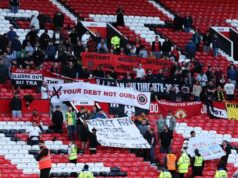 Tisíce fanúšikov Man Utd v maskách klauna protestujú proti vlastníctvu Glazers a Ratcliffe Tisíce fanúšikov Man Utd v maskách klauna protestujú proti vlastníctvu Glazers a Ratcliffe