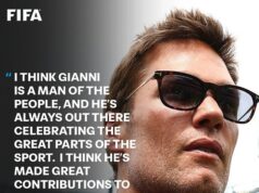 Tom Brady je zosmiešňovaný za „trápne“ falšovanie Gianniho Infantina, keď sa pochlebujúce športové hviezdy zoraďujú, aby chválili prezidenta FIFA po dosiahnutí míľnika FIFA sa podelila o množstvo pocty Giannimu Infantinovi, vrátane pocty od legendy NFL, Toma Bradyho