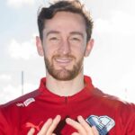 Tom Lockyer robí gesto ruky a srdca