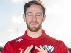 Tom Lockyer vysvetľuje, prečo záleží na každej minúte, kampaň je taká dôležitá, keďže EFL spája Tom Lockyer robí gesto ruky a srdca