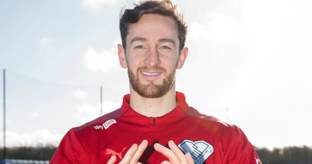 Tom Lockyer robí gesto ruky a srdca