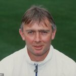Hráč kriketu Tony Pigott, ktorý zomrel vo veku 67 rokov, je zobrazený v službe v Surrey v roku 1996