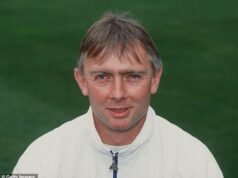 Tony Pigott zomrel vo veku 67 rokov: Bývalý hráč kriketu z Anglicka, ktorý odložil svoju svadbu, aby mohol hrať za svoju krajinu, zomrel po náhlej zástave srdca Hráč kriketu Tony Pigott, ktorý zomrel vo veku 67 rokov, je zobrazený v službe v Surrey v roku 1996