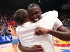 Top 25 zhrnutie: Č. 9 Kansas končí č. 1 Arizona je perfektný beh Syndikácia: The Topeka Capital-Journal