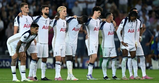 Tottenham Champions Organization losovanie bolesti hlavy ako demonštrátora všetko pripravené na dokončenie behu|Futbal|Športová aktivita 
