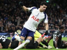 Tottenham dent Man City dúfa v titul a podá pomocnú ruku Arsenalu – 5 bodov LONDÝN, ANGLICKO - 1. FEBRUÁRA: Dominic Solanke z Tottenhamu Hotspur (zakryté) oslavuje so spoluhráčmi druhý gól svojho tímu počas zápasu Premier League medzi Tottenhamom Hotspur a Manchestrom City na štadióne Tottenham Hotspur 1. februára 2026 v Londýne v Anglicku. (Foto: Justin Setterfield/Getty Images)