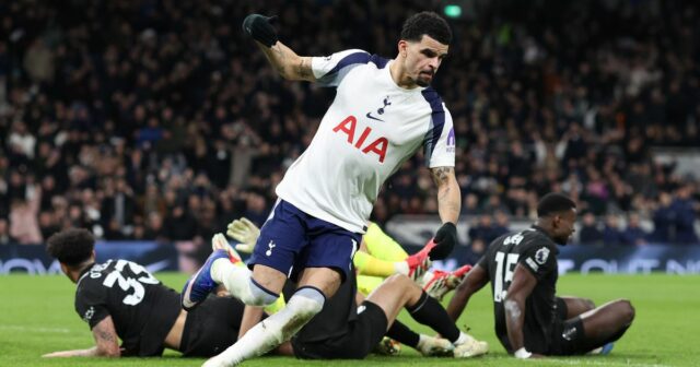 LONDÝN, ANGLICKO - 1. FEBRUÁRA: Dominic Solanke z Tottenhamu Hotspur (zakryté) oslavuje so spoluhráčmi druhý gól svojho tímu počas zápasu Premier League medzi Tottenhamom Hotspur a Manchestrom City na štadióne Tottenham Hotspur 1. februára 2026 v Londýne v Anglicku. (Foto: Justin Setterfield/Getty Images)