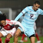 Stredný obranca Roman Egan-Riley (vpravo) sa pripojil k Burnley z Tottenhamu Hotspur po tom, čo zaujal na skúške