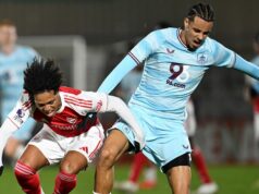 Tottenham dokončil prestup obrancu po uzavretí okna Premier League Stredný obranca Roman Egan-Riley (vpravo) sa pripojil k Burnley z Tottenhamu Hotspur po tom, čo zaujal na skúške