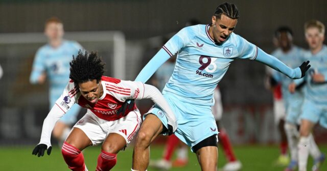 Stredný obranca Roman Egan-Riley (vpravo) sa pripojil k Burnley z Tottenhamu Hotspur po tom, čo zaujal na skúške