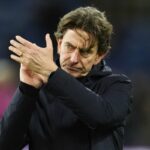 Djed Spence a Dominic Solanke z Tottenhamu Hotspur vyzerajú po prehre s Newcastlom skleslo (Reuters)