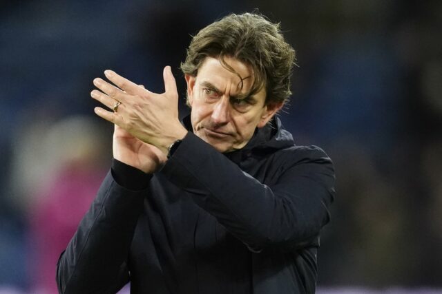 Djed Spence a Dominic Solanke z Tottenhamu Hotspur vyzerajú po prehre s Newcastlom skleslo (Reuters)