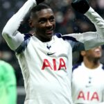 Randal Kolo Muani z Tottenhamu Hotspur oslavuje so spoluhráčmi zo strelenia prvého gólu svojho tímu počas zápasu fázy MD8 Ligy majstrov UEFA 2025/26 medzi Eintrachtom Frankfurt a Tottenhamom Hotspur na Frankfurt Stadion 28. januára 2026 vo Frankfurte nad Mohanom v Nemecku.