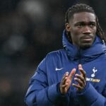 Thomas Frank sa musí rozhodnúť, či Yves Bissouma nastúpi v sobotu v Premier League za Tottenham Hotspur proti Manchestru United.
