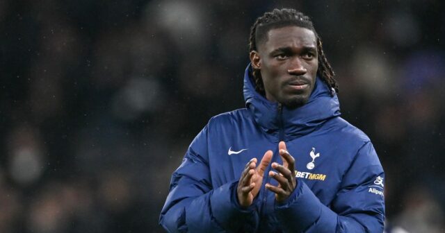 Thomas Frank sa musí rozhodnúť, či Yves Bissouma nastúpi v sobotu v Premier League za Tottenham Hotspur proti Manchestru United.