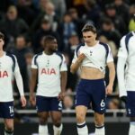 Joao Palhinha z Tottenhamu Hotspur vyzerá skľúčene po inkasovanom druhom góle počas zápasu Premier League medzi Tottenhamom Hotspur a Fulhamom.